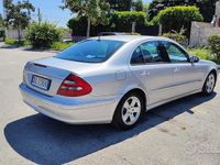 Usata Mercedes E220 150 CV (110 kW) 2003 Grigio Berlina