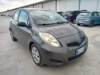 Usata Toyota Yaris 90 CV (66 kW) 2010 Grigio Utilitaria