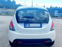 Usata Lancia Ypsilon 69 CV (50 kW) 2015 Bianco Utilitaria