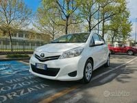 Usata Toyota Yaris 90 CV (66 kW) 2013 Bianco Utilitaria