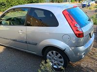 Usata Ford Fiesta 68 CV (50 kW) 2006 Grigio Utilitaria