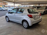 Usata Toyota Yaris Lounge 90 CV (66 kW) 2015 Grigio Utilitaria
