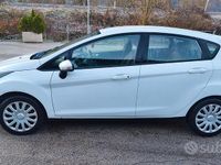 Usata Ford Fiesta 75 CV (55 kW) 2015 Bianco Utilitaria