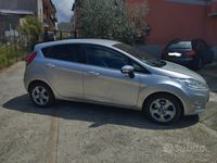 Usata Ford Fiesta Titanium 82 CV (60 kW) 2010 Grigio Utilitaria
