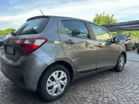 Usata Toyota Yaris Active 69 CV (50 kW) 2017 Grigio Berlina