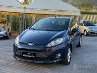 Usata Ford Fiesta Titanium 97 CV (71 kW) 2012 Blu Berlina