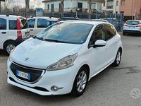 Usata Peugeot 208 Active 68 CV (50 kW) 2014 Bianco Utilitaria