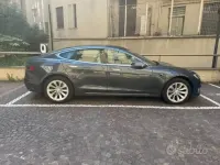 Usata Tesla Model S 186 kW (253 CV) 2020 Grigio Utilitaria