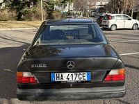 Usata Mercedes 200 122 CV (89 kW) 1989 Grigio Berlina