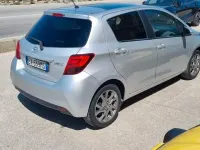 Usata Toyota Yaris Lounge 90 CV (66 kW) 2014 Argento Utilitaria