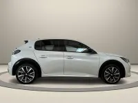 Usata Peugeot e-208 GT 100 kW (136 CV) 2022 Bianco / perlato Utilitaria