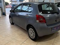 Usata Toyota Yaris Sol 89 CV (65 kW) 2010 Grigio Berlina