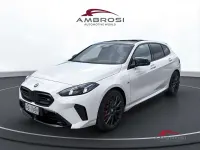 Nuova BMW M135 M Sport 300 CV (220 kW) 2026 Alpin white pastello Utilitaria