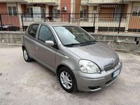 Usata Toyota Yaris 65 CV (47 kW) 2004 Grigio Utilitaria