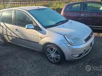 Usata Ford Fiesta Ghia 67 CV (49 kW) 2006 Grigio Berlina
