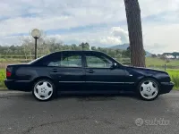 Begagnad Mercedes E200 Avantgarde 136 HK (100 kW) 1995 Blå Sedan