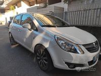 Usata Opel Corsa 75 CV (55 kW) 2010 Bianco Berlina