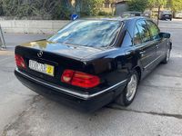 Usata Mercedes E200 185 CV (136 kW) 1998 Nero ossidiana Berlina