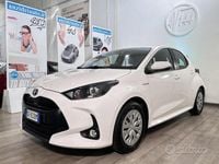 Usata Toyota Yaris Hybrid Business Edition 92 CV (67 kW) 2021 Bianco pastello Berlina