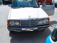 Usata Mercedes 200 60 CV (44 kW) 1980 Grigio Berlina