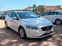 Usata Volvo V40 R-Design Momentum 120 CV (88 kW) 2017 Bianco Berlina