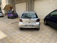 Usata Toyota Yaris 75 CV (55 kW) 2002 Argento Berlina
