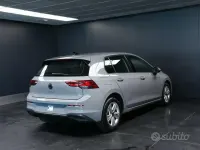 Usata VW Golf VIII Life 116 CV (85 kW) 2024 Grigio pastello Berlina