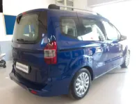 Usata Ford Tourneo Courier Titanium 74 CV (54 kW) 2015 Marrone Monovolume
