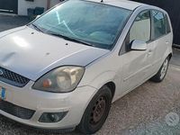 Usata Ford Fiesta 68 CV (50 kW) 2007 Grigio Utilitaria