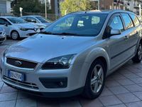 Usado Ford Focus Style 110 HP (80 kW) 2006 Cinzento Carrinha