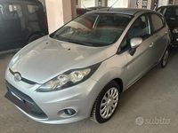 Usata Ford Fiesta 92 CV (67 kW) 2012 Grigio Utilitaria