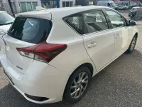 Usata Toyota Auris Comfort 116 CV (85 kW) 2016 Super white 2 Utilitaria