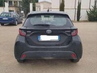 Usata Toyota Yaris Hybrid Cool 75 CV (55 kW) 2021 Blu/azzurro Berlina