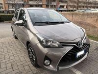 Usata Toyota Yaris Hybrid Active 75 CV (55 kW) 2015 Marrone Berlina