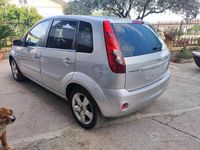 Usata Ford Fiesta 90 CV (66 kW) 2008 Grigio Utilitaria