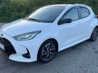 Usata Toyota Yaris Hybrid Lounge 92 CV (67 kW) 2023 Bianco Berlina