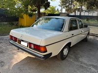 Usata Mercedes 200 94 CV (69 kW) 1979 Bianco Berlina