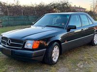 Usata Mercedes E200 122 CV (89 kW) 1991 Nero Berlina