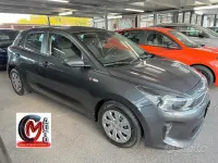Usata Kia Rio 82 CV (60 kW) 2017 Gray Berlina