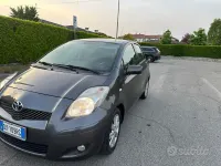Usata Toyota Yaris Sol 90 CV (66 kW) 2009 Grigio Utilitaria