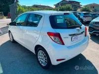 Usata Toyota Yaris Lounge 90 CV (66 kW) 2013 Bianco Utilitaria