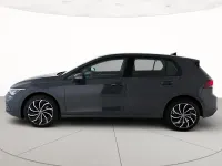 Usata VW Golf VIII Life 110 CV (80 kW) 2023 Dolphin grey metallizzato Berlina