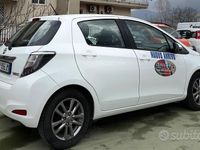 Usata Toyota Yaris 70 CV (51 kW) 2014 Bianco Utilitaria