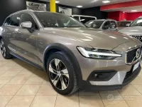 Usata Volvo V60 CC 190 CV (139 kW) 2020 Grigio Station wagon