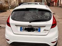 Usata Ford Fiesta 82 CV (60 kW) 2013 Bianco Utilitaria
