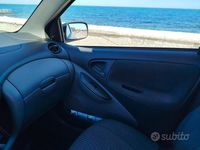 Usata Toyota Yaris 75 CV (55 kW) 2002 Grigio Utilitaria