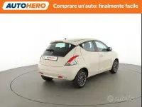 Usado Lancia Ypsilon S 95 HP (69 kW) 2016 Branco Citadino