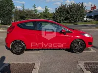 Usado Ford Fiesta 75 CV (55 kW) 2016 Rojo Utilitario