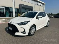 Usata Toyota Yaris Hybrid Active 116 CV (85 kW) 2022 Bianco Berlina