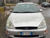 Begagnad Ford Focus 2000 Grå Sedan